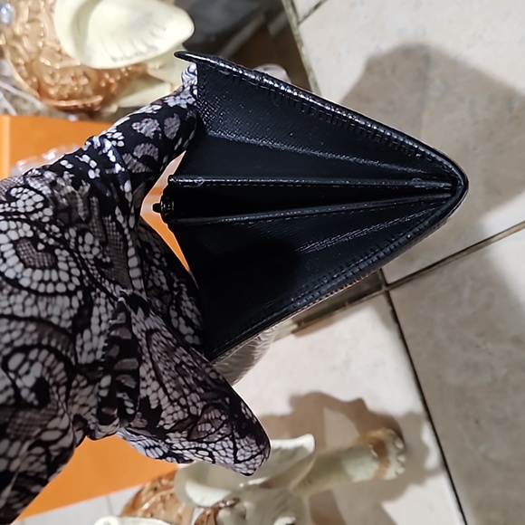 Louis Vuitton Black Epi Leather Sarah Wallet CA4039 GUC - Picture 16 of 17